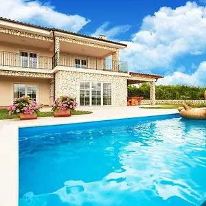 Dora Villa Suzan
